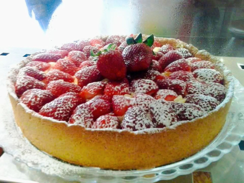 Strawberry tart dusted with powdered sugar, a delicious dessert.